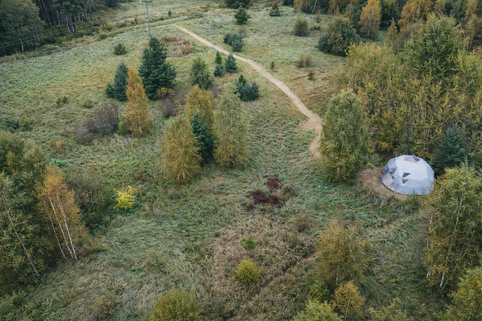 Kuppelmaja looduse keskel jõe ääres Türisalus